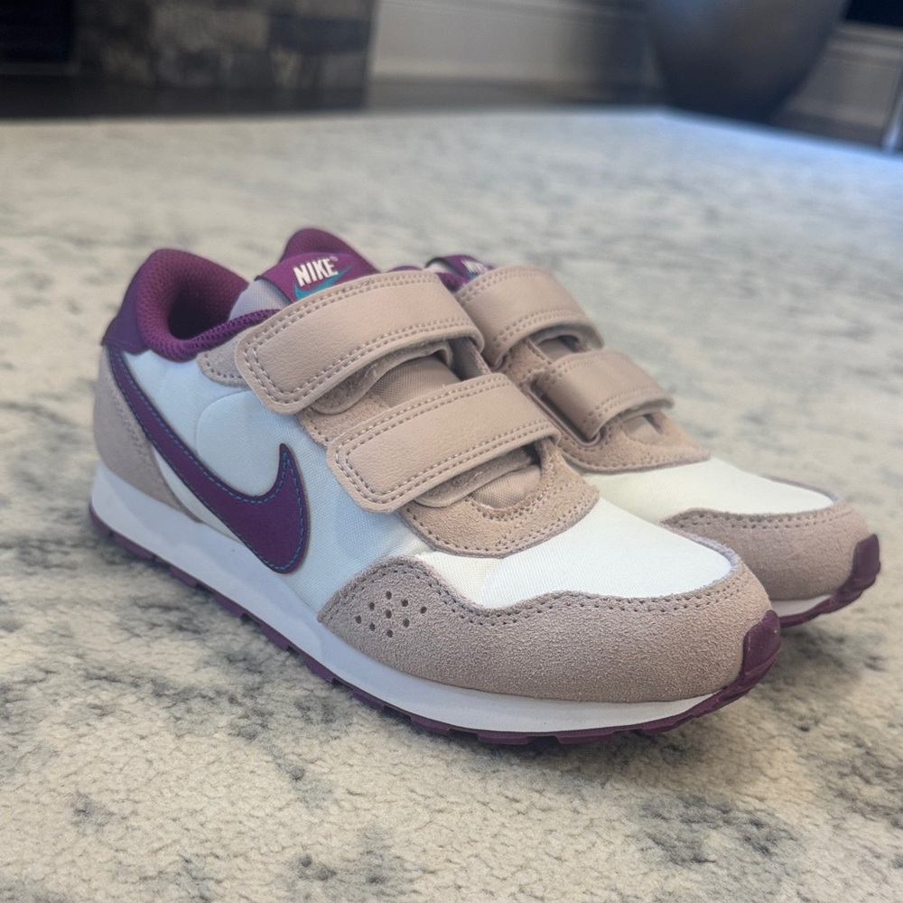 Nike Kids Sneakers in White and Purple